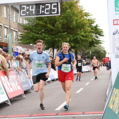 21.09.2025 - PSD Bank Halbmarathon Strokosch-Dieckow http://msf.ph/oto/8938086 21.09.2025 12:40:49 Ziel 1683, 1684 meine-sportfotos.de