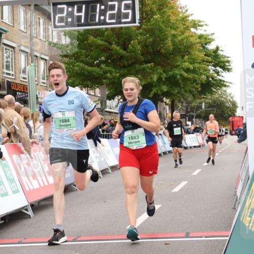 21.09.2025 - PSD Bank Halbmarathon Strokosch-Dieckow http://msf.ph/oto/8938087 21.09.2025 12:40:49 Ziel 1683, 1684 meine-sportfotos.de