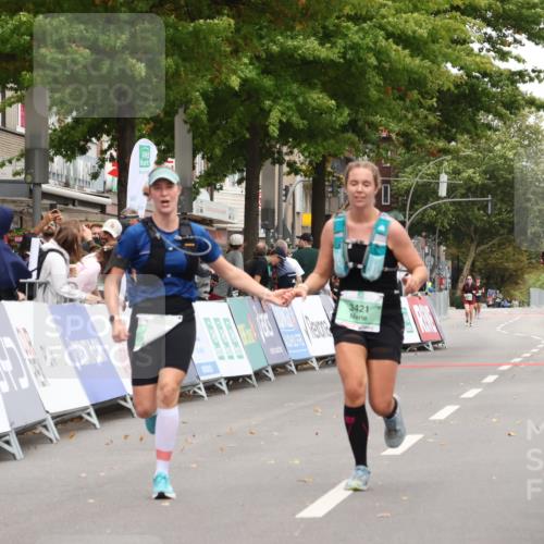 21.09.2025 - PSD Bank Halbmarathon Strokosch-Dieckow http://msf.ph/oto/8938331 21.09.2025 12:47:17 Ziel 3420, 3421 meine-sportfotos.de