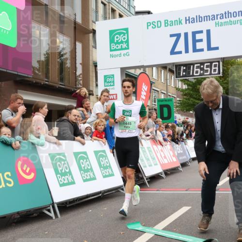 21.09.2025 - PSD Bank Halbmarathon Strokosch-Dieckow http://msf.ph/oto/8939529 21.09.2025 11:16:20 Ziel 1445, 1446 meine-sportfotos.de
