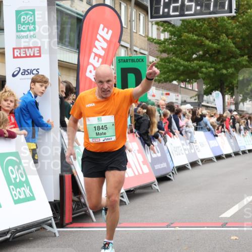 21.09.2025 - PSD Bank Halbmarathon Strokosch-Dieckow http://msf.ph/oto/8939762 21.09.2025 11:24:40 Ziel 1845, 3913, 3914 meine-sportfotos.de