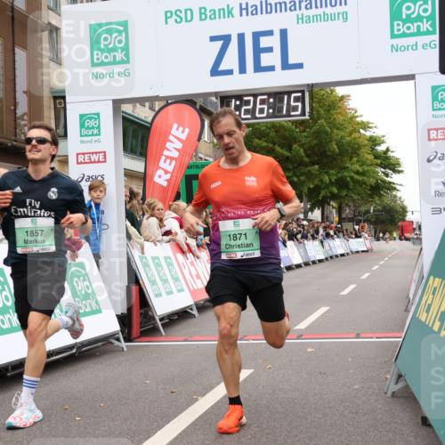 21.09.2025 - PSD Bank Halbmarathon Strokosch-Dieckow http://msf.ph/oto/8939811 21.09.2025 11:25:38 Ziel 1608, 1627, 1857, 1871 meine-sportfotos.de