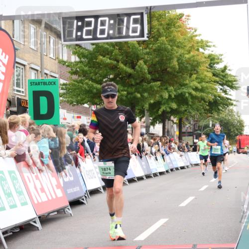 21.09.2025 - PSD Bank Halbmarathon Strokosch-Dieckow http://msf.ph/oto/8939908 21.09.2025 11:27:39 Ziel 1781, 1782, 1831, 1874, 1949, 1953, 4019 meine-sportfotos.de