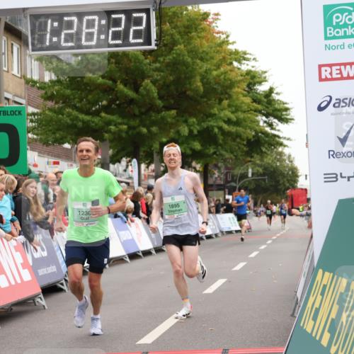 21.09.2025 - PSD Bank Halbmarathon Strokosch-Dieckow http://msf.ph/oto/8939921 21.09.2025 11:27:45 Ziel 1230, 1874, 1895, 1949, 1953 meine-sportfotos.de