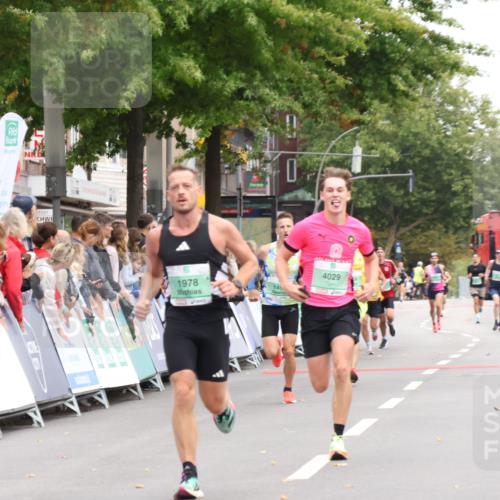 21.09.2025 - PSD Bank Halbmarathon Strokosch-Dieckow http://msf.ph/oto/8939975 21.09.2025 11:28:46 Ziel 1875, 1937, 1978, 4029 meine-sportfotos.de