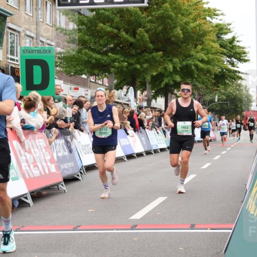 21.09.2025 - PSD Bank Halbmarathon Strokosch-Dieckow http://msf.ph/oto/8940569 21.09.2025 11:35:57 Ziel 1921, 1922, 1973, 1976, 2110 meine-sportfotos.de