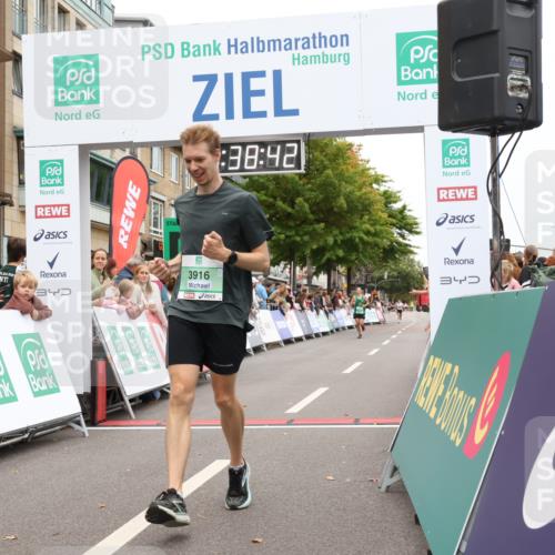 21.09.2025 - PSD Bank Halbmarathon Strokosch-Dieckow http://msf.ph/oto/8940822 21.09.2025 11:38:05 Ziel 1928, 3916, 3922 meine-sportfotos.de