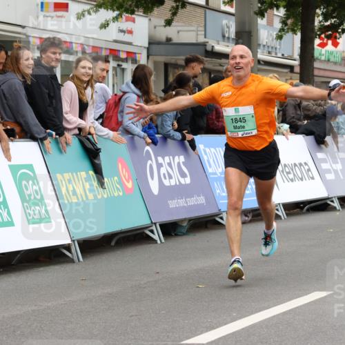 21.09.2025 - PSD Bank Halbmarathon Strokosch-Dieckow http://msf.ph/oto/8941241 21.09.2025 11:24:31 Ziel 1845, 1989, 3913, 3914 meine-sportfotos.de