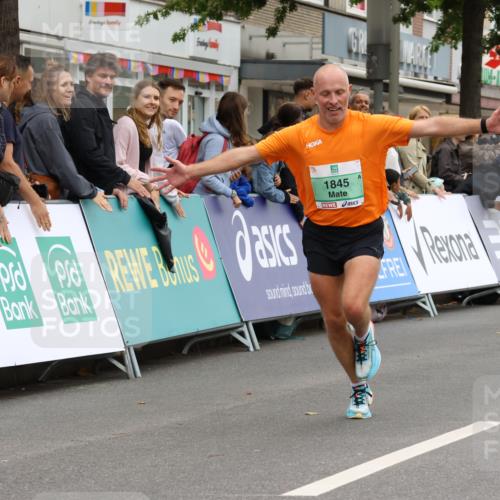 21.09.2025 - PSD Bank Halbmarathon Strokosch-Dieckow http://msf.ph/oto/8941257 21.09.2025 11:24:32 Ziel 1845, 1989, 3913, 3914 meine-sportfotos.de