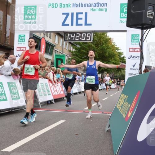 21.09.2025 - PSD Bank Halbmarathon Strokosch-Dieckow http://msf.ph/oto/8941353 21.09.2025 11:41:32 Ziel 1349, 1435, 1775, 1776, 1786, 1886, 2083, 2116, 2443, 3911, 4026 meine-sportfotos.de