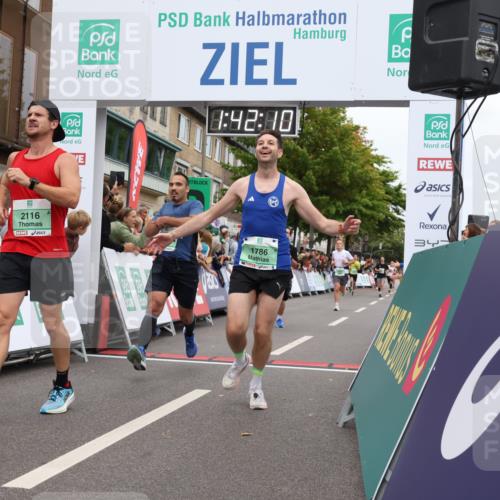 21.09.2025 - PSD Bank Halbmarathon Strokosch-Dieckow http://msf.ph/oto/8941354 21.09.2025 11:41:33 Ziel 1349, 1435, 1775, 1776, 1786, 1886, 2083, 2116, 2443, 3911, 4026 meine-sportfotos.de