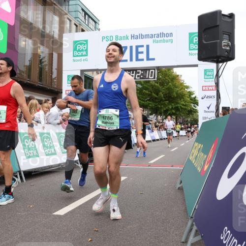 21.09.2025 - PSD Bank Halbmarathon Strokosch-Dieckow http://msf.ph/oto/8941357 21.09.2025 11:41:34 Ziel 1349, 1435, 1775, 1776, 1786, 1886, 2083, 2116, 2443 meine-sportfotos.de