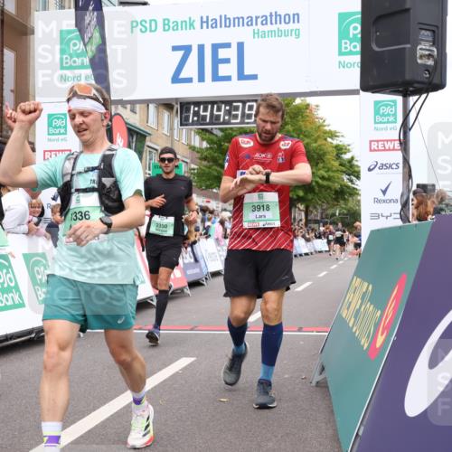 21.09.2025 - PSD Bank Halbmarathon Strokosch-Dieckow http://msf.ph/oto/8941795 21.09.2025 11:44:03 Ziel 1282, 1333, 1336, 2119, 2147, 2350, 3918 meine-sportfotos.de