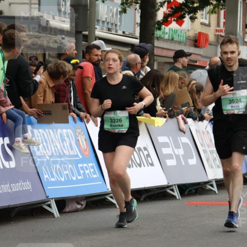 21.09.2025 - PSD Bank Halbmarathon Strokosch-Dieckow http://msf.ph/oto/8945176 21.09.2025 12:03:49 Ziel 1763, 1802, 3326, 3924 meine-sportfotos.de