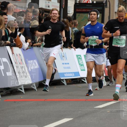 21.09.2025 - PSD Bank Halbmarathon Strokosch-Dieckow http://msf.ph/oto/8945589 21.09.2025 11:58:26 Ziel 1197, 1275, 1276, 1322, 1610, 1611, 2289, 2324, 2343, 2622, 2637, 2826, 2832, 2858, 2961, 3032, 3092, 3099, 3170, 3314, 3960, 4044 meine-sportfotos.de