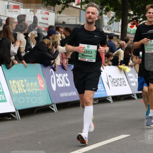 21.09.2025 - PSD Bank Halbmarathon Strokosch-Dieckow http://msf.ph/oto/8946099 21.09.2025 12:01:46 Ziel 1249, 1377, 1929, 2284, 2353, 2384, 2418, 2474, 2514, 2563, 2710, 2720, 2924, 2938, 2944, 2992, 3067, 3081, 3180, 3406, 3952 meine-sportfotos.de