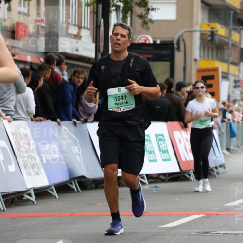 21.09.2025 - PSD Bank Halbmarathon Strokosch-Dieckow http://msf.ph/oto/8947186 21.09.2025 12:18:50 Ziel 1050, 1541, 1637, 1638, 1950, 2973, 2974, 3282, 3306, 3417, 3437, 3752, 3796, 3900 meine-sportfotos.de