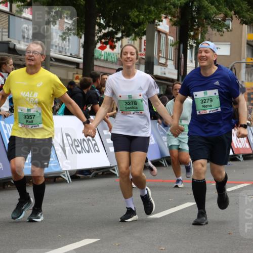 21.09.2025 - PSD Bank Halbmarathon Strokosch-Dieckow http://msf.ph/oto/8947625 21.09.2025 12:27:02 Ziel 3277, 3278, 3279, 3330, 3353, 3357, 3856, 3882 meine-sportfotos.de