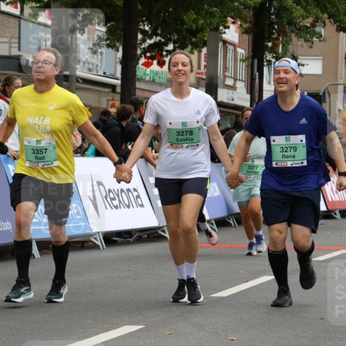 21.09.2025 - PSD Bank Halbmarathon Strokosch-Dieckow http://msf.ph/oto/8947626 21.09.2025 12:27:02 Ziel 3277, 3278, 3279, 3330, 3353, 3357, 3856, 3882 meine-sportfotos.de