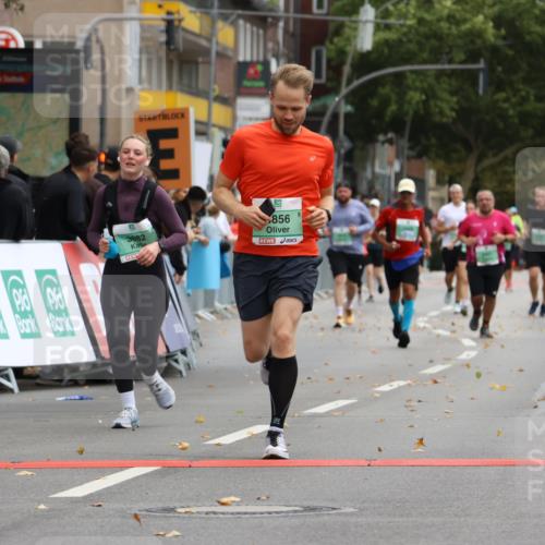 21.09.2025 - PSD Bank Halbmarathon Strokosch-Dieckow http://msf.ph/oto/8947635 21.09.2025 12:27:06 Ziel 3277, 3278, 3279, 3330, 3353, 3357, 3856, 3882 meine-sportfotos.de