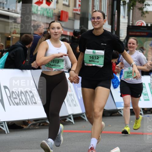 21.09.2025 - PSD Bank Halbmarathon Strokosch-Dieckow http://msf.ph/oto/8947775 21.09.2025 12:23:41 Ziel 1011, 1012, 1013, 1166, 1448, 1449, 1612, 1613, 2729, 2987, 3225, 3359, 3368, 3515, 3546 meine-sportfotos.de