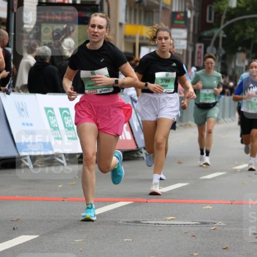 21.09.2025 - PSD Bank Halbmarathon Strokosch-Dieckow http://msf.ph/oto/8948041 21.09.2025 12:32:01 Ziel 1595, 1596, 2679, 3289, 3316, 3789, 3994 meine-sportfotos.de