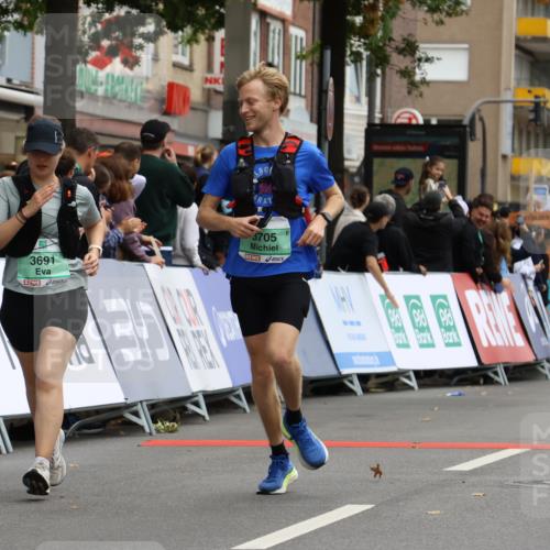 21.09.2025 - PSD Bank Halbmarathon Strokosch-Dieckow http://msf.ph/oto/8948088 21.09.2025 12:33:04 Ziel 3522, 3691, 3705 meine-sportfotos.de