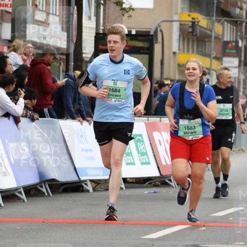 21.09.2025 - PSD Bank Halbmarathon Strokosch-Dieckow http://msf.ph/oto/8948415 21.09.2025 12:40:37 Ziel 1683, 1684, 3718, 3719 meine-sportfotos.de