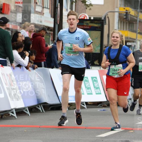21.09.2025 - PSD Bank Halbmarathon Strokosch-Dieckow http://msf.ph/oto/8948419 21.09.2025 12:40:38 Ziel 1683, 1684, 3718, 3719 meine-sportfotos.de