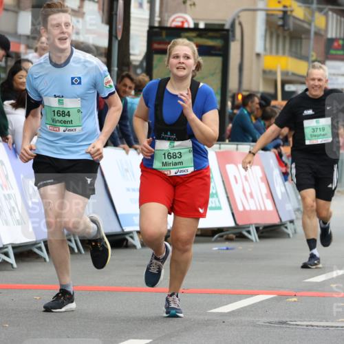 21.09.2025 - PSD Bank Halbmarathon Strokosch-Dieckow http://msf.ph/oto/8948423 21.09.2025 12:40:39 Ziel 1683, 1684, 3718, 3719 meine-sportfotos.de