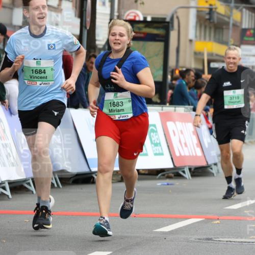 21.09.2025 - PSD Bank Halbmarathon Strokosch-Dieckow http://msf.ph/oto/8948425 21.09.2025 12:40:39 Ziel 1683, 1684, 3718, 3719 meine-sportfotos.de