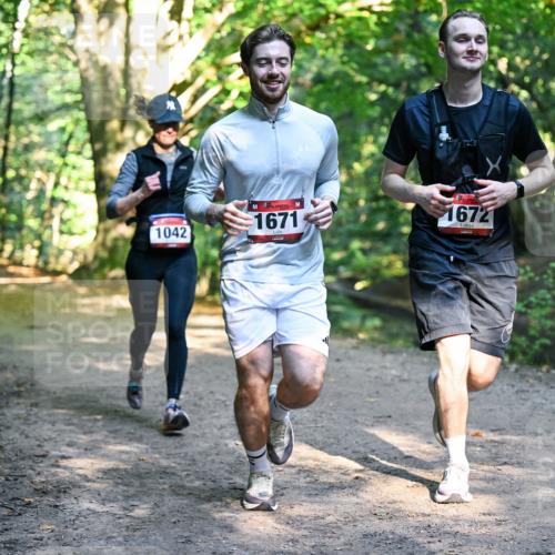 28.09.2025 - 33. Volkslauf durch das schöne Alstertal Dr. Thomas Lammeyer http://msf.ph/oto/8952315 28.09.2025 10:21:02 Laufen 1042, 1671, 1672 meine-sportfotos.de