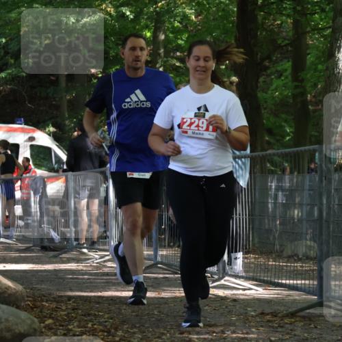 28.09.2025 - 33. Volkslauf durch das schöne Alstertal Strokosch-Dieckow http://msf.ph/oto/8956930 28.09.2025 12:58:54 Ziel 2290, 2291 meine-sportfotos.de