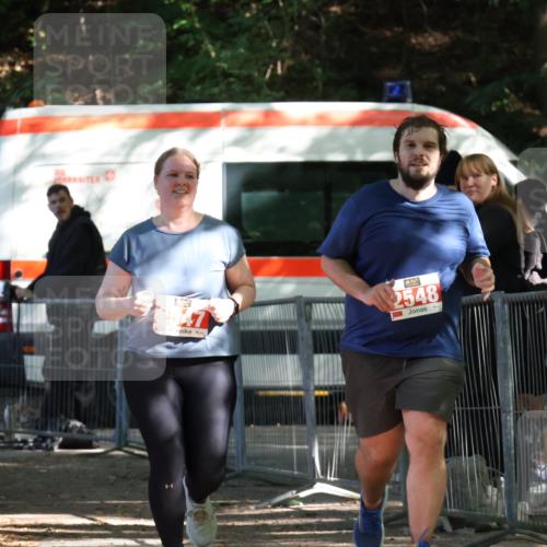28.09.2025 - 33. Volkslauf durch das schöne Alstertal Strokosch-Dieckow http://msf.ph/oto/8957901 28.09.2025 13:06:05 Ziel 2547, 2548 meine-sportfotos.de