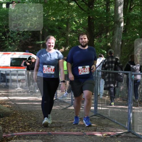 28.09.2025 - 33. Volkslauf durch das schöne Alstertal Strokosch-Dieckow http://msf.ph/oto/8957932 28.09.2025 13:06:09 Ziel 2547, 2548 meine-sportfotos.de