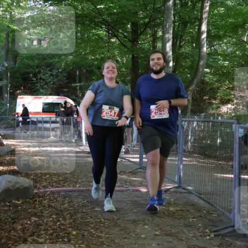28.09.2025 - 33. Volkslauf durch das schöne Alstertal Strokosch-Dieckow http://msf.ph/oto/8957954 28.09.2025 13:06:10 Ziel 2547, 2548 meine-sportfotos.de