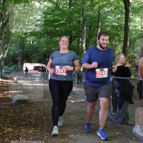 28.09.2025 - 33. Volkslauf durch das schöne Alstertal Strokosch-Dieckow http://msf.ph/oto/8957981 28.09.2025 13:06:11 Ziel 2547, 2548 meine-sportfotos.de
