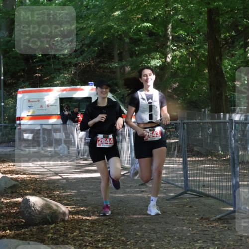 28.09.2025 - 33. Volkslauf durch das schöne Alstertal Strokosch-Dieckow http://msf.ph/oto/8958479 28.09.2025 13:17:36 Ziel 2643, 2644 meine-sportfotos.de