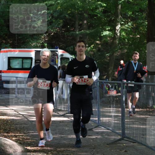 28.09.2025 - 33. Volkslauf durch das schöne Alstertal Strokosch-Dieckow http://msf.ph/oto/8958535 28.09.2025 13:20:50 Ziel 2473, 2474 meine-sportfotos.de