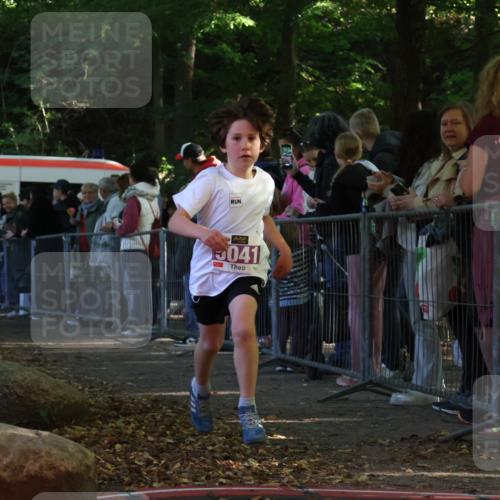 28.09.2025 - 33. Volkslauf durch das schöne Alstertal Strokosch-Dieckow http://msf.ph/oto/8959294 28.09.2025 10:44:44 Ziel 5025, 5041, 5045 meine-sportfotos.de