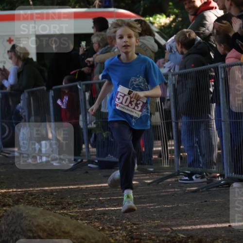 28.09.2025 - 33. Volkslauf durch das schöne Alstertal Strokosch-Dieckow http://msf.ph/oto/8959433 28.09.2025 10:45:46 Ziel 5015, 5033 meine-sportfotos.de