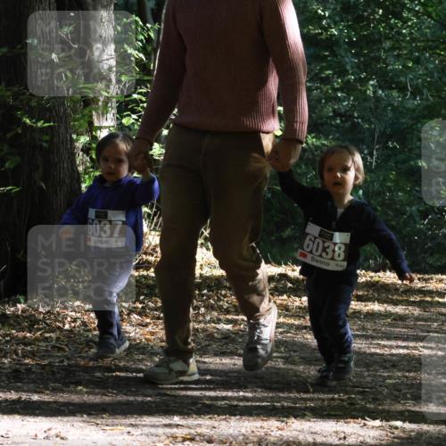 28.09.2025 - 33. Volkslauf durch das schöne Alstertal Strokosch-Dieckow http://msf.ph/oto/8967791 28.09.2025 10:42:41 Laufen 6037, 6038 meine-sportfotos.de