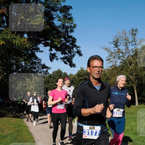 28.09.2025 - 33. Volkslauf durch das schöne Alstertal Fabian Wolf http://msf.ph/oto/8975044 28.09.2025 10:35:45 Laufen 3329, 3946, 3177, 3355 meine-sportfotos.de