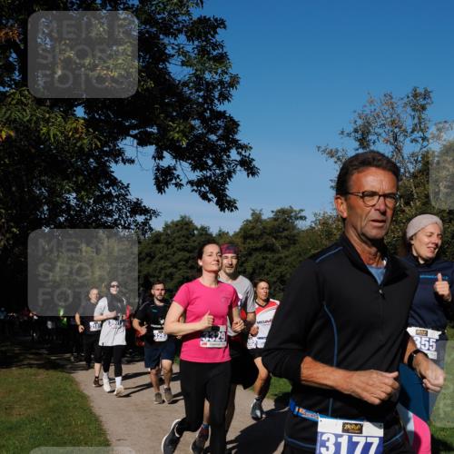 28.09.2025 - 33. Volkslauf durch das schöne Alstertal Fabian Wolf http://msf.ph/oto/8975046 28.09.2025 10:35:45 Laufen 3901, 3181, 4, 3295, 3329, 3177, 355 meine-sportfotos.de