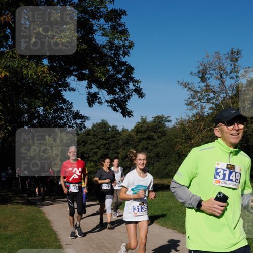 28.09.2025 - 33. Volkslauf durch das schöne Alstertal Fabian Wolf http://msf.ph/oto/8975100 28.09.2025 10:35:53 Laufen 3034, 3218, 13135, 3149 meine-sportfotos.de