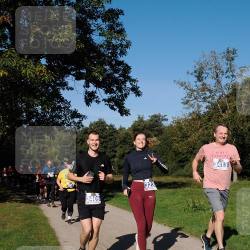 28.09.2025 - 33. Volkslauf durch das schöne Alstertal Fabian Wolf http://msf.ph/oto/8975457 28.09.2025 10:36:41 Laufen 3911, 3409, 323, 3413 meine-sportfotos.de