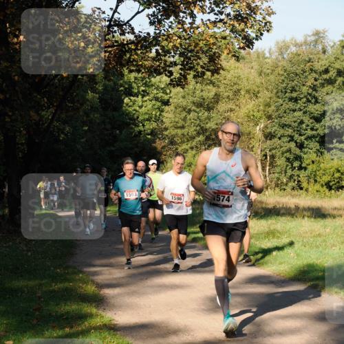 28.09.2025 - 33. Volkslauf durch das schöne Alstertal Fabian Wolf http://msf.ph/oto/8978127 28.09.2025 10:04:17 Laufen 1008, 2006, 1593, 1596, 574 meine-sportfotos.de