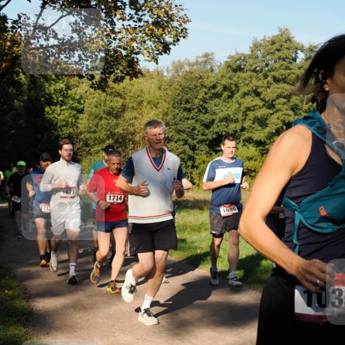 28.09.2025 - 33. Volkslauf durch das schöne Alstertal Fabian Wolf http://msf.ph/oto/8978331 28.09.2025 10:05:49 Laufen 1697, 1713, 1671, 1714, 1680, 035 meine-sportfotos.de