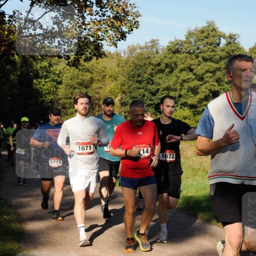 28.09.2025 - 33. Volkslauf durch das schöne Alstertal Fabian Wolf http://msf.ph/oto/8978335 28.09.2025 10:05:50 Laufen 1697, 1713, 1671, 14, 1672 meine-sportfotos.de