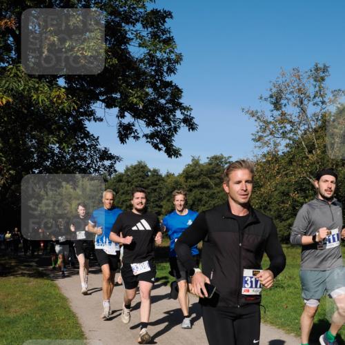 28.09.2025 - 33. Volkslauf durch das schöne Alstertal Fabian Wolf http://msf.ph/oto/8979910 28.09.2025 10:34:38 Laufen 3213, 3309, 3308, 317 meine-sportfotos.de
